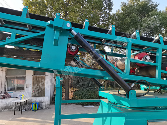 Lifting device of steering telescopic loading belt conveyor
